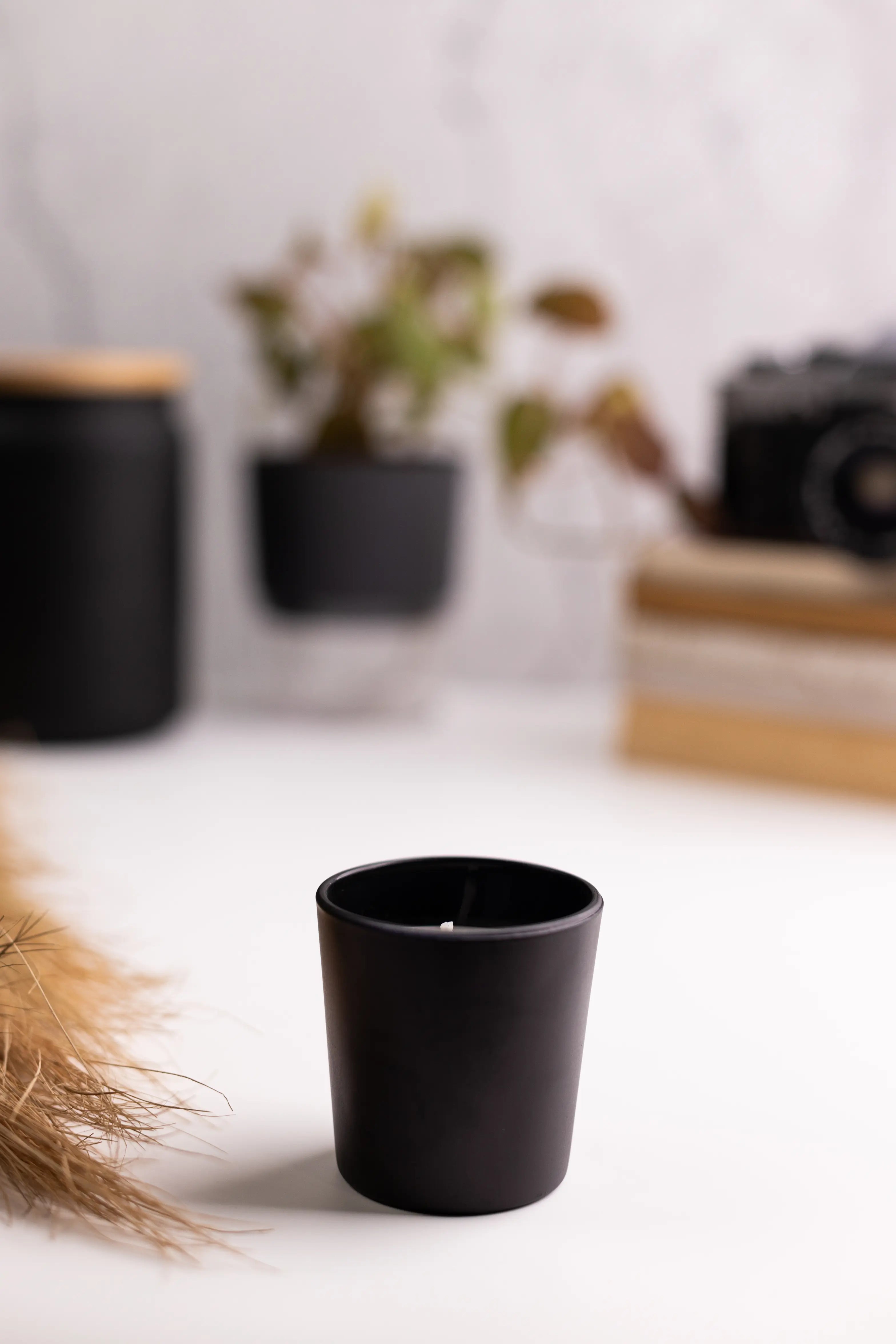 FROSTED BLACK SHORT CANDLE 75G