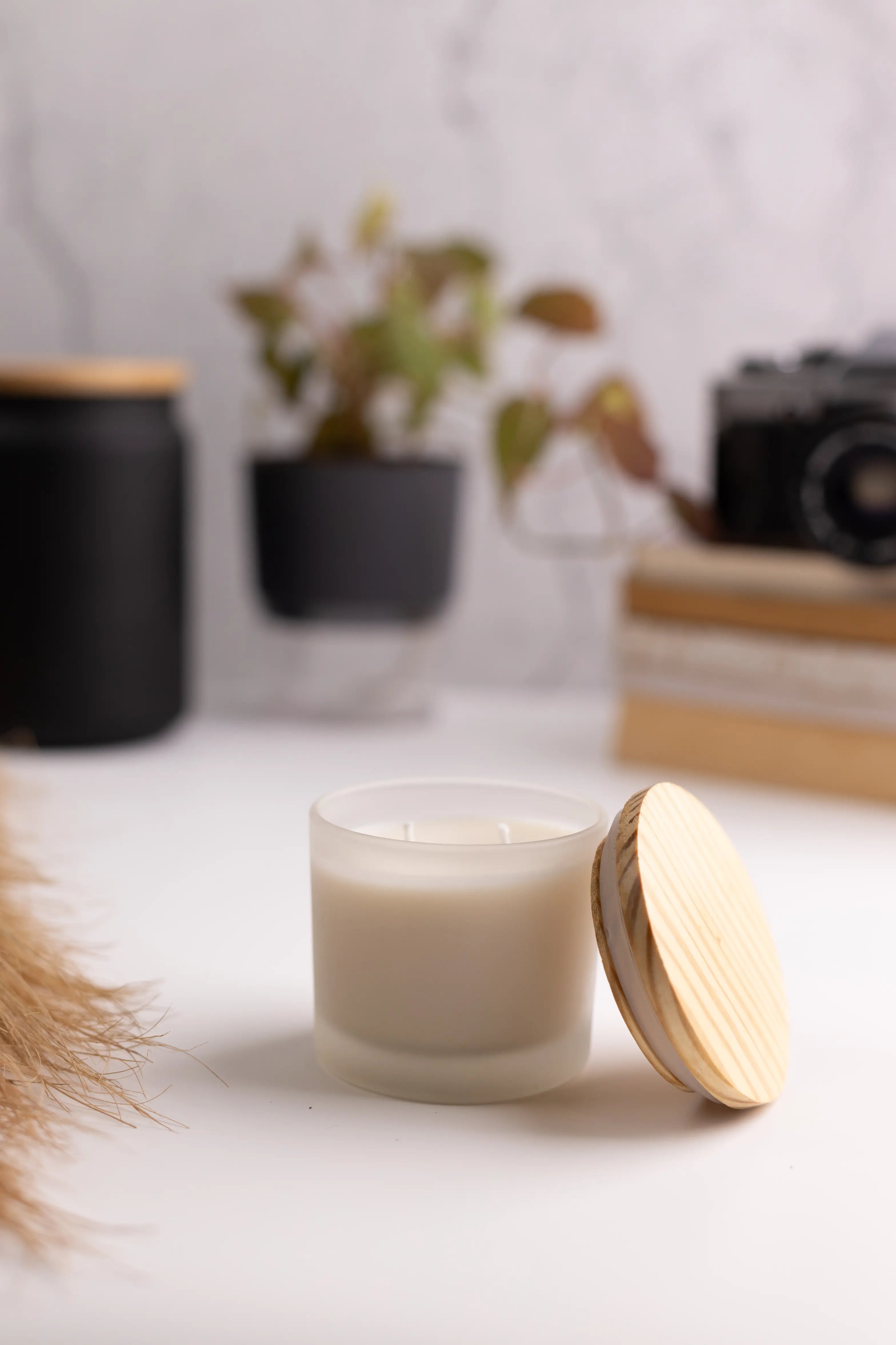 FROSTED ROUND JAR CANDLE WITH WOODEN LID 120G